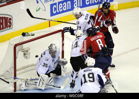 Les Capitals de Washington Alex Ovechkin l'aile gauche (8) marque un but contre le Lightning de Tampa Bay le gardien Dwayne Roloson (35) dans la troisième période à la Verizon Center à Washington le 1 mai 2011 dans le deuxième match de la demi-finale de conférence de l'Est de la LNH où le Lightning de Tampa Bay a vaincu les Capitals de Washington 3-2 en prolongation. UPI/ Mark Goldman Banque D'Images