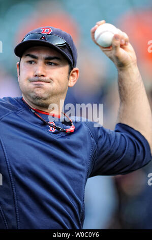 Le joueur de premier but des Red Sox de Boston Adrian Gonzalez (28) se réchauffe avant le match contre les Orioles de Baltimore Orioles à Park at Camden Yards de Baltimore le 28 septembre 2011. UPI/ Mark Goldman Banque D'Images