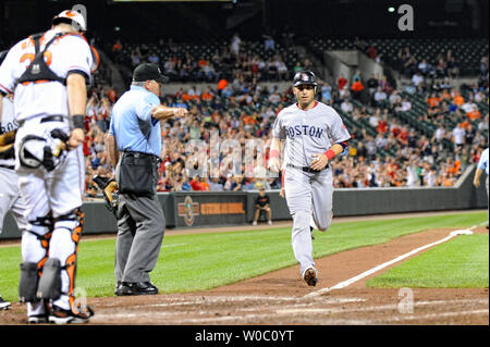 Accueil arbitre John Hirschbeck signale un balk et envoie les Red Sox de Boston shortstop Marco Scutaro (10) maison contre les Orioles de Baltimore au cours de la 4ème manche à l'Oriole Park at Camden Yards de Baltimore le 28 septembre 2011. UPI/ Mark Goldman Banque D'Images