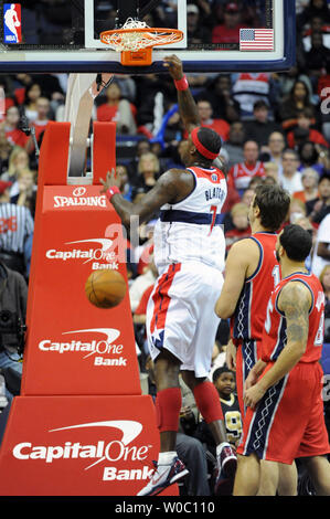 Washington Wizards Andray Blatche avant d'alimentation (7) au 1er trimestre contre New Jersey Nets point guard Jordan Farmar (2) au Verizon Center à Washington, D.C. le 26 décembre 2011. UPI / Mark Goldman Banque D'Images