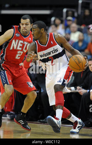 Le meneur des Washington Wizards John Wall (2) au 1er trimestre contre New Jersey Nets point guard Jordan Farmar (2) au Verizon Center à Washington, D.C. le 26 décembre 2011. UPI / Mark Goldman Banque D'Images