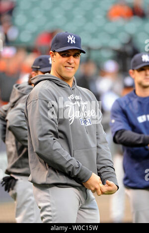Le joueur de premier but des Yankees de New York Mark Teixeira (25) se réchauffe à l'Oriole Park at Camden Yards de Baltimore, Maryland le 7 octobre 2012 avant le premier match de leur série de Division de la ligue américaine contre les Yankees de New York. UPI/Mark Goldman Banque D'Images