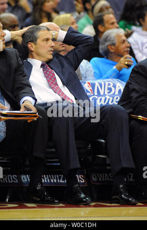 Washington Wizards l'entraîneur-chef Randy Wittman réagit pendant le match contre les Boston Celtics au premier semestre à l'Verizon Center à Washington, D.C. le 3 novembre 2012 dans les assistants d'ouverture à domicile. UPI/Mark Goldman Banque D'Images