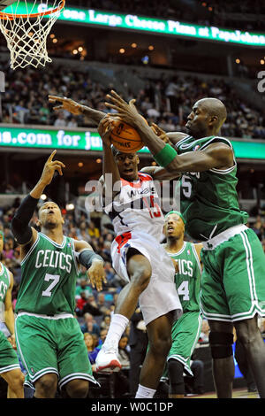 Boston Celtics avant Kevin Garnett (5) bloque un tir de Washington Wizards shooting guard Jordan Crawford (15) dans la première moitié du Verizon Center de Washington, D.C. le 3 novembre 2012 dans les assistants d'ouverture à domicile. UPI/Mark Goldman Banque D'Images