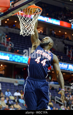 Atlanta Hawks avant d'Ivan Johnson (44) marque contre les Washington Wizards dans la première moitié du Verizon Center de Washington, D.C. le 18 décembre 2012. UPI/Mark Goldman Banque D'Images