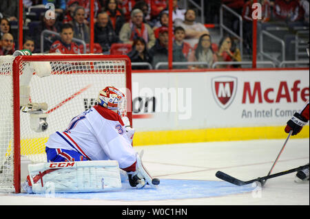 Gardien de but des Canadiens de Montréal Carey Price (31) fait une sauvegarde sur tourné par les Capitals de Washington dans la deuxième période à la Verizon Center à Washington, D.C. le 24 janvier 2013. UPI/Mark Goldman Banque D'Images