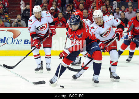 Les Capitals de Washington center Mathieu Perreault (85) patins contre les Hurricanes de la Caroline center Riley Nash (20) dans la première période à la Verizon Center à Washington, D.C. le 12 mars 2013. UPI/Mark Goldman Banque D'Images
