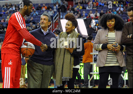 Comité permanent (L-R) Washington Wizards point guard John Wall, fondateur, président, majorité propriétaire et président-directeur général de Sports & Entertainment monumentale Ted Leonsis Princesses Swati et Zaziwe (R) Mandela, petites-filles de la fin du Nelson Mandela, et District de Columbia maire Vincent Gray comme ils présentent les deux équipes avec Mandela en édition limitée à l'Bangles Verizon Center à Washington, D.C. le 28 décembre 2013. UPI/Mark Goldman Banque D'Images