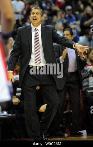 Washington Wizards l'entraîneur-chef Randy Wittman réagit comme les assistants score pour fermer le premier trimestre contre le Miami Heat au premier semestre à l'Verizon Center à Washington, D.C. le 15 janvier 2014. UPI/Mark Goldman Banque D'Images