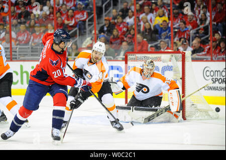 Les Capitals de Washington l'aile droite (20) Troy Brouwer a son tir dévié par le défenseur des Flyers de Philadelphie Andrej Meszaros (41) dans la première période à la Verizon Center à Washington, D.C. le 2 mars 2014. UPI/Mark Goldman Banque D'Images