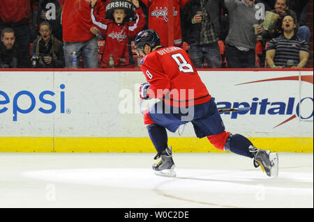 Les Capitals de Washington Alex Ovechkin de droite (8) célèbre sa deuxième power play but contre les Kings de Los Angeles au cours de la première période à l'Verizon Center à Washington, D.C. le 25 mars 2014. UPI/Mark Goldman Banque D'Images