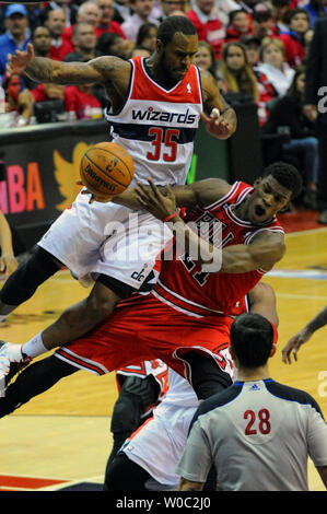 Washington Wizards en avant Trevor Booker (35 fautes) Chicago Bulls guard Jimmy Butler (21) dans la deuxième moitié du troisième match du premier tour de playoffs au Verizon Center à Washington, D.C. le 25 avril 2014 où les Chicago Bulls défait les Washington Wizards 100-97. UPI/Mark Goldman Banque D'Images