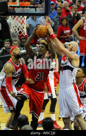 Chicago Bulls guard Jimmy Butler (21) est souillée par Washington Wizards center Marcin Gortat (4) au quatrième trimestre de la troisième match du premier tour de playoffs au Verizon Center à Washington, D.C. le 25 avril 2014 où les Chicago Bulls défait les Washington Wizards 100-97. UPI/Mark Goldman Banque D'Images