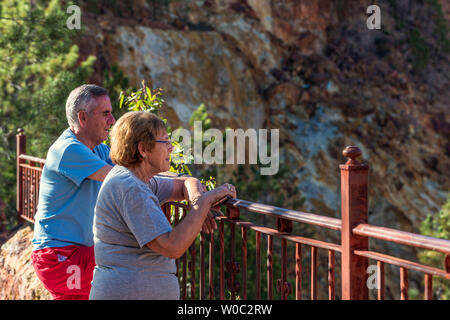 Un aîné ou d'un couple de retraités s'appuyant sur les garde-corps à la recherche de mines pendant vos vacances Banque D'Images
