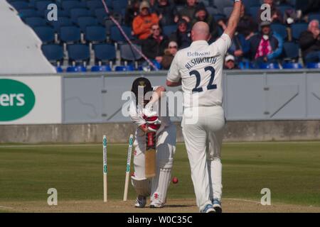 Chester le Street, en Angleterre, 12 avril 2019. Chris Rushworth, bowling de Durham, soulevant son bras après bowling Michael Burgess de Sussex comté au cours de la Division 2 Championnat Specsavers correspondent à l'unis dans Riverside Örnsköldsvik. Banque D'Images