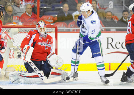 Gardien Braden Holtby Les Capitals de Washington (70) fait une sauvegarde sur tourné par Vancouver Canucks center Bo Horvat (53) dans la première période à la Verizon Center à Washington, D.C. le 2 décembre 2014. UPI/Mark Goldman Banque D'Images