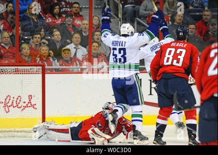 Gardien Braden Holtby Les Capitals de Washington (70) donne un but contre les Canucks de Vancouver les Canucks de Vancouver comme Bo centre Horvat (53) lève son bras dans la première période à la Verizon Center à Washington, D.C. le 2 décembre 2014. UPI/Mark Goldman Banque D'Images