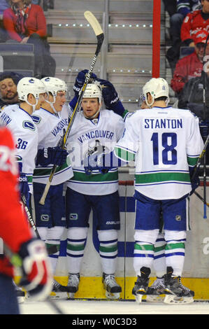 L'aile droite des Canucks de Vancouver Derek Dorsett (51) est félicité après avoir marqué contre les Capitals de Washington au cours de la première période à la Verizon Center à Washington, D.C. le 2 décembre 2014. UPI/Mark Goldman Banque D'Images