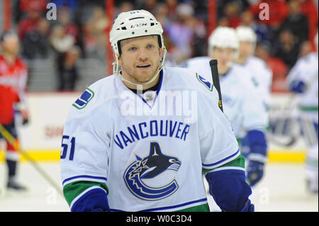 L'aile droite des Canucks de Vancouver Derek Dorsett (51) sourit après avoir marqué contre les Capitals de Washington au cours de la première période à la Verizon Center à Washington, D.C. le 2 décembre 2014. UPI/Mark Goldman Banque D'Images