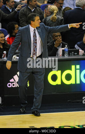 Washington Wizards l'entraîneur-chef Randy Wittman hurle à son équipe dans la première moitié du Verizon Center de Washington, D.C. le 16 décembre 2014. UPI/Mark Goldman Banque D'Images