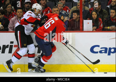 Les Capitals de Washington l'aile droite Eric Fehr (16) patins contre le défenseur des Sénateurs d'Ottawa Erik Karlsson (65) dans la première période à la Verizon Center à Washington, D.C. le 22 décembre 2014. UPI/Mark Goldman Banque D'Images