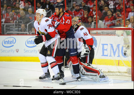 Les Capitals de Washington center Brooks Laich (21) enfonce le défenseur Mark Borowiecki des Sénateurs d'Ottawa (74) en face de l'objectif, après qu'ils ont tous les deux perdu leur bâton dans la première période à la Verizon Center à Washington, D.C. le 22 décembre 2014. UPI/Mark Goldman Banque D'Images