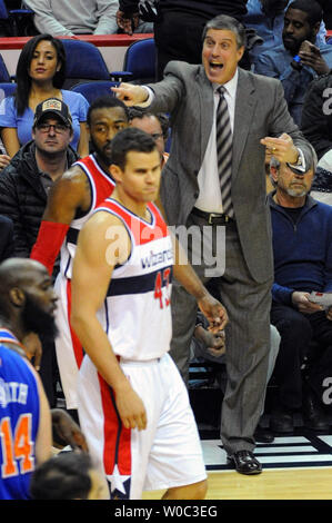 Washington Wizards l'entraîneur-chef Randy Wittman réagit au premier semestre à l'Verizon Center à Washington, D.C. le 7 janvier 2015. Photo par Mark Goldman/UPI Banque D'Images