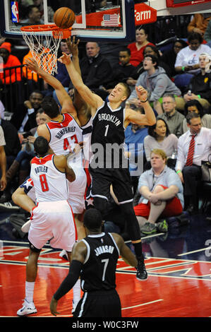 Filets de Brooklyn center Mason Plumlee (1) est souillée par des Washington Wizards en avant Kris Humphries (43) dans la première moitié du Verizon Center de Washington, D.C. le 16 janvier 2015. Photo par Mark Goldman/UPI Banque D'Images