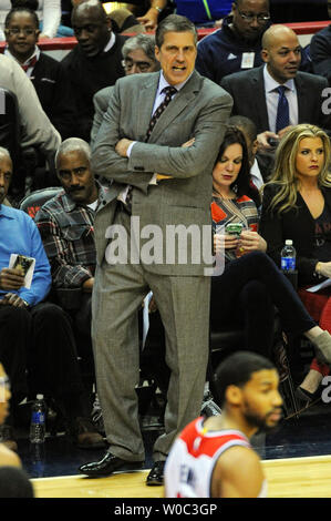 Washington Wizards l'entraîneur-chef Randy Wittman réagit à une faute contre l'appel Assistants dans la première moitié du Verizon Center de Washington, D.C. le 31 janvier 2015. Photo par Mark Goldman/UPI Banque D'Images
