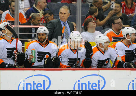 L'entraîneur-chef des Flyers de Philadelphie Craig Berube se tient derrière le banc dans la première période à la Verizon Center à Washington, D.C. le 8 février 2015. Photo par Mark Goldman/UPI Banque D'Images