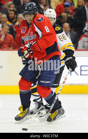 Les Capitals de Washington Alex Ovechkin l'aile gauche (8) se bat pour un Bruins de Boston rondelle avec l'aile droite David Pastrnak (88) dans la première période à la Verizon Center à Washington, D.C. le 8 avril 2015. Photo par Mark Goldman/UPI Banque D'Images