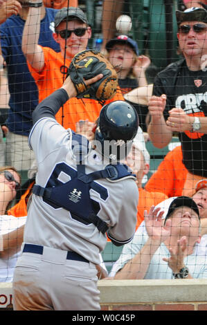 Nouvelle York Yankee catcher John Ryan Murphy (66) ne peut pas attraper un foul derrière la barrière dans la huitième manche de l'Oriole Park at Camden Yards de Baltimore, MD. le 14 juin 2015, où les New York Yankees défait les Baltimore Orioles, 5-3. Photo par Mark Goldman/UPI Banque D'Images
