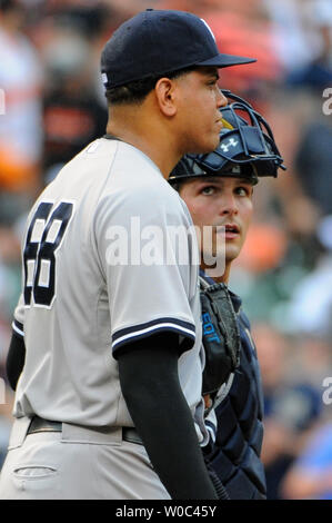 Nouvelle York Yankee catcher John Ryan Murphy (R) félicite le lanceur droitier Dellin Betances (68) qui s'est sauver de la troisième année à l'Oriole Park at Camden Yards de Baltimore, MD. le 14 juin 2015, où les New York Yankees défait les Baltimore Orioles, 5-3. Photo par Mark Goldman/UPI Banque D'Images