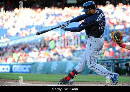 Droit des Atlanta Braves fielder Nick Markakis (22) hits un seul contre les Nationals de Washington en première manche au Championnat National Park de Washington, D.C. le juin 243, 2015. Photo par Mark Goldman/UPI Banque D'Images