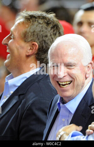 Les sénateurs de l'Arizona, Jeff Flake (L) et John McCain (R) d'assister le jeu entre les Diamondbacks de l'Arizona et les Nationals de Washington au Championnat National Park de Washington, D.C. le 4 août 2015. Photo par Mark Goldman/UPI Banque D'Images