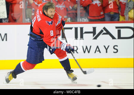 Les Capitals de Washington Alex Ovechkin l'aile gauche (8) se réchauffe avant le match d'ouverture à l'Capitales Verizon Center à Washington, D.C. le 10 octobre 2015. Photo par Mark Goldman/UPI Banque D'Images