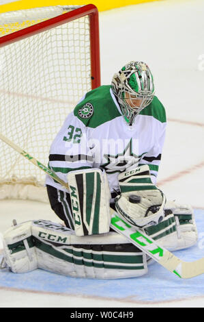 Le gardien des Stars de Dallas Kari Lehtonen (32) fait gagner contre les Capitals de Washington au cours de la première période à la Verizon Center à Washington, D.C. le 19 novembre 2015. Photo par Mark Goldman/UPI Banque D'Images