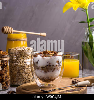 Dessert avec granola et yogourt en lunettes avec double vitrage pour le petit déjeuner Banque D'Images