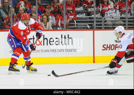 Les Capitals de Washington Alex Ovechkin l'aile gauche (8) déclenche un coup contre l'aile droite des Sénateurs d'Ottawa Alex Chiasson (90) dans la première période à la Verizon Center à Washington, D.C. le 16 décembre 2015. Photo par Mark Goldman/UPI Banque D'Images