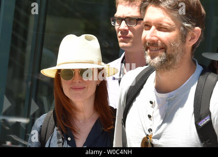 Karlovy Vary, République tchèque. 27 Juin, 2019. L'actrice américaine Julianne Moore, à gauche, et son mari Bart Freundlich, droite, arrivent dans l'aéroport de Karlovy Vary, République tchèque, à la 54e Festival International du Film de Karlovy Vary, le 27 juin 2019. Le festival se tiendra du 28 juillet au 6 juillet 2019. Credit : Slavomir Kubes/CTK Photo/Alamy Live News Banque D'Images