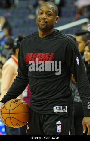 Miami Heat guard Dwyane Wade (3) réchauffe jusqu'au Verizon Center à Washington, D.C. le 3 janvier 2016. Photo par Mark Goldman/UPI Banque D'Images