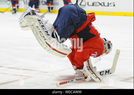 Les Capitals de Washington (70 gardien Braden Holtby) s'étend avant le match contre les Canucks de Vancouver au Verizon Center à Washington, D.C. le 14 janvier 2016. Photo par Mark Goldman/UPI Banque D'Images