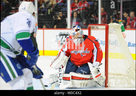 Gardien Braden Holtby Les Capitals de Washington (70) fait une sauvegarde sur tourné par Vancouver Canucks aile droite Emerson Neatwork (26) dans la première période à la Verizon Center à Washington, D.C. le 14 janvier 2016. Photo par Mark Goldman/UPI Banque D'Images