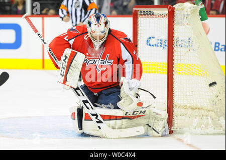 Gardien Braden Holtby Les Capitals de Washington (70) fait une sauvegarde sur tourné par les Canucks de Vancouver au cours de la première période à la Verizon Center à Washington, D.C. le 14 janvier 2016. Photo par Mark Goldman/UPI Banque D'Images