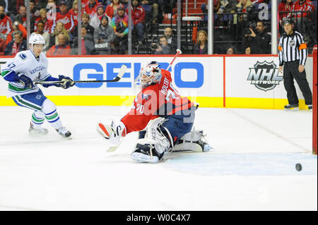 Gardien Braden Holtby Les Capitals de Washington (70) fait une capture d'économiser sur les Canucks de Vancouver par Sven Baertschi aile gauche (47) dans la première période à la Verizon Center à Washington, D.C. le 14 janvier 2016. Photo par Mark Goldman/UPI Banque D'Images