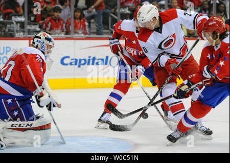 Gardien Braden Holtby Les Capitals de Washington (70) fait une sauvegarde sur tourné par les Hurricanes de la Caroline center Riley Nash (20) dans la première période à la Verizon Center à Washington, D.C. le 15 mars 2016. Photo par Mark Goldman/UPI Banque D'Images