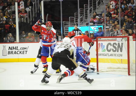 Les Capitals de Washington center Marcus Johansson (90) marque contre les Penguins de Pittsburgh le défenseur Ian Cole (28) dans la deuxième période à la Verizon Center à Washington, D.C. le 7 avril 2016. Photo par Mark Goldman/UPI Banque D'Images