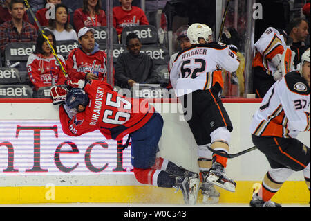 Les Capitals de Washington l'aile gauche Andre Burakovsky (65) est touché par l'aile droite d'Anaheim Chris Wagner (62) dans la deuxième période à la Verizon Center à Washington, D.C. le 10 avril 2016. Photo par Mark Goldman/UPI Banque D'Images