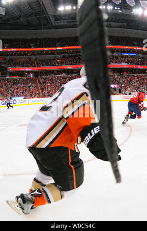 Anaheim Ducks aile droite Chris Wagner (62) patins contre les Capitals de Washington dans la deuxième période à la Verizon Center à Washington, D.C. le 10 avril 2016. Photo par Mark Goldman/UPI Banque D'Images