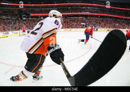 Anaheim Ducks aile droite Chris Wagner (62) patins contre les Capitals de Washington dans la deuxième période à la Verizon Center à Washington, D.C. le 10 avril 2016. Photo par Mark Goldman/UPI Banque D'Images